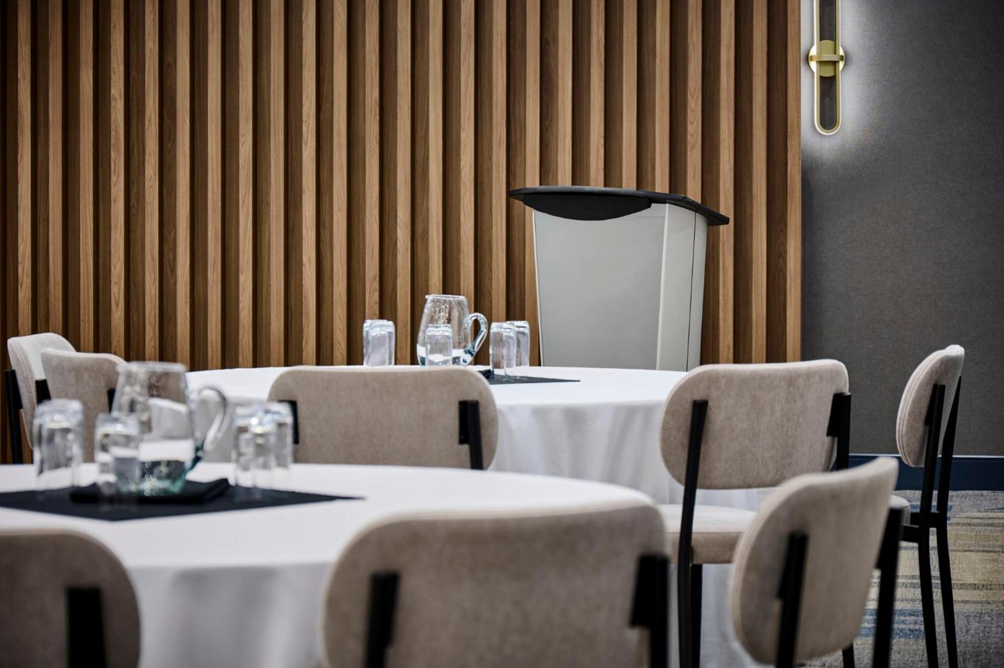 Holiday Inn Burlington Conference Centre By Ihg Buitenkant foto